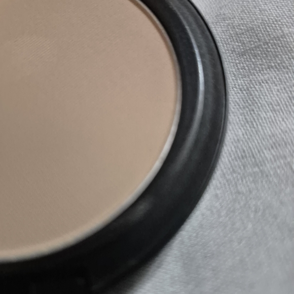 MAC Cosmetics Studio Fix Powder Plus Foundation - NC40 - Picture 3 of 4